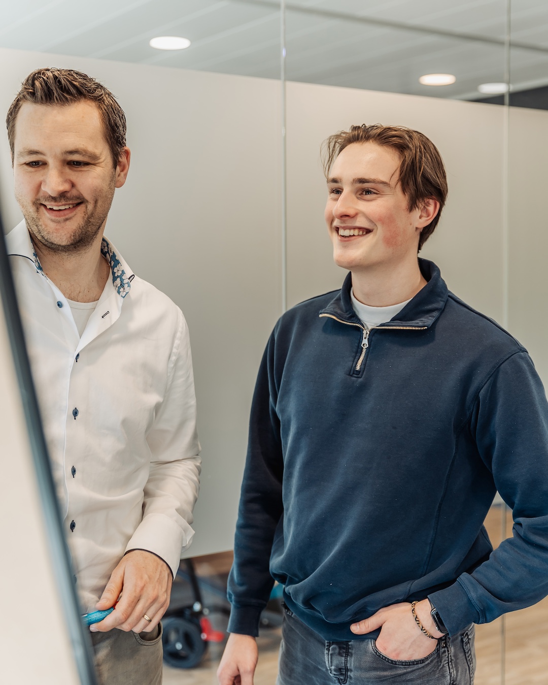 Patrick en Rens brainstormen op een whiteboard.