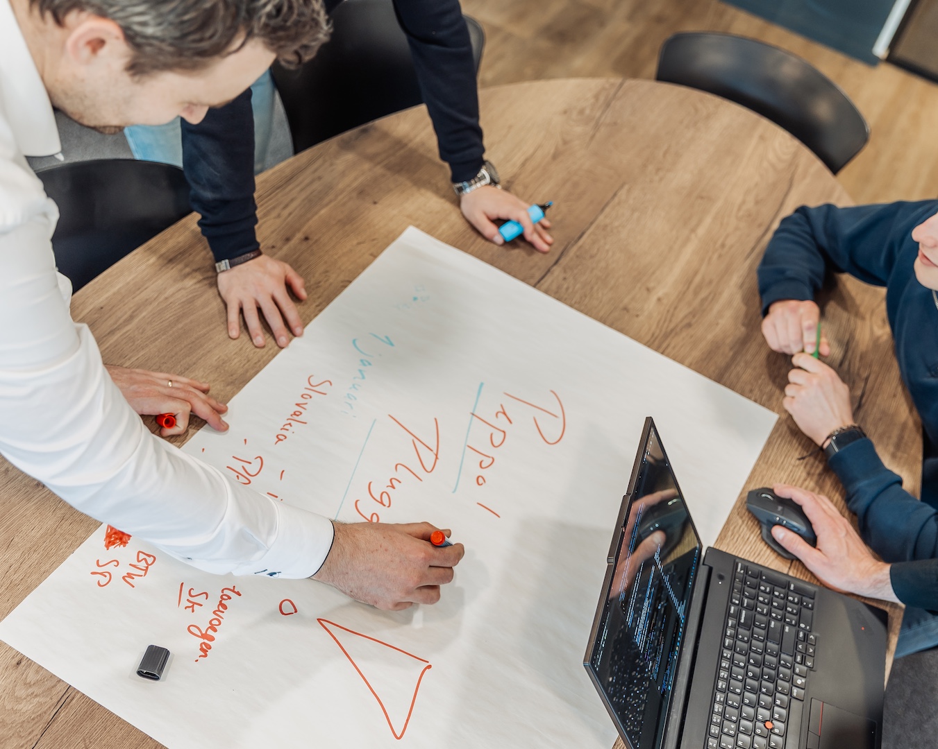 Het team van Peppol Expert is aan het brainstormen over Peppol Plugged.